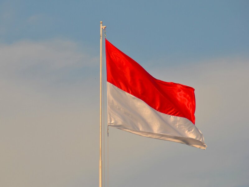 Hình ảnh lá cờ Indo là biểu tượng toàn cầu của sự đoàn kết và thịnh vượng. Hãy tham khảo hình ảnh này để hiểu thêm về nghĩa cờ và tầm quan trọng của lá cờ Indo trong lịch sử và văn hoá của Indonesia.