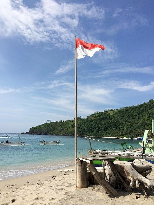 Hình ảnh cột cờ Indonesia ở ngoài biển đảo