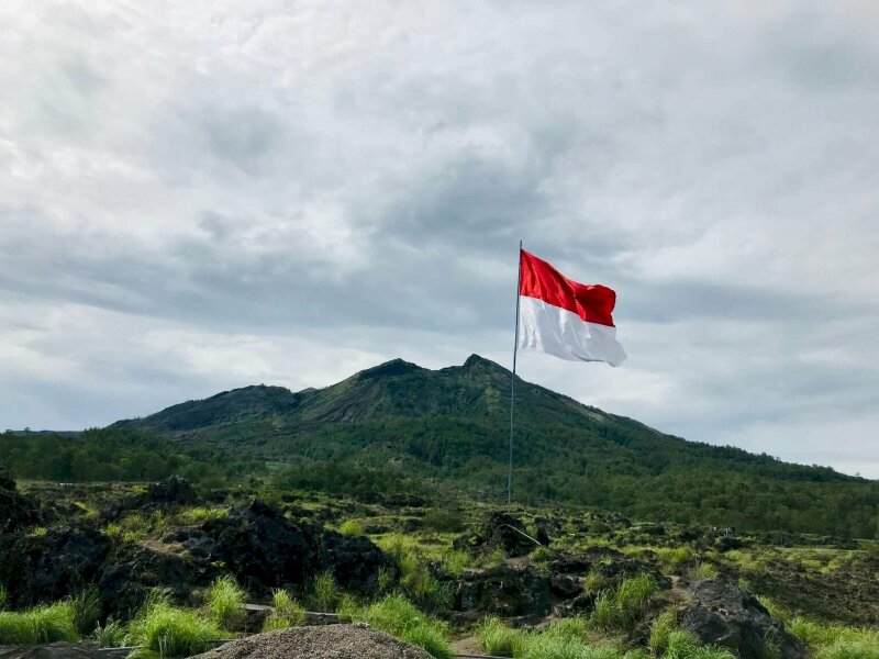 Hình ảnh cột cờ Indonesia hướng lên núi