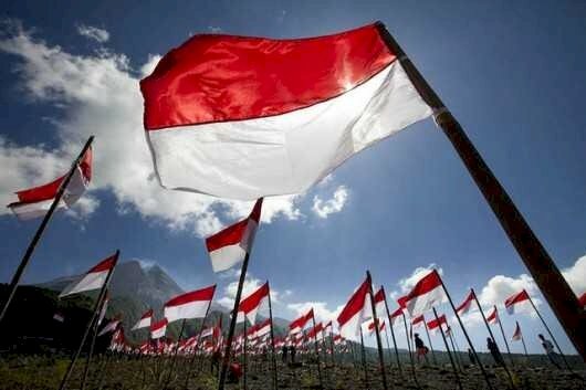 Hình ảnh một rừng lá cờ Indonesia đang tung bay