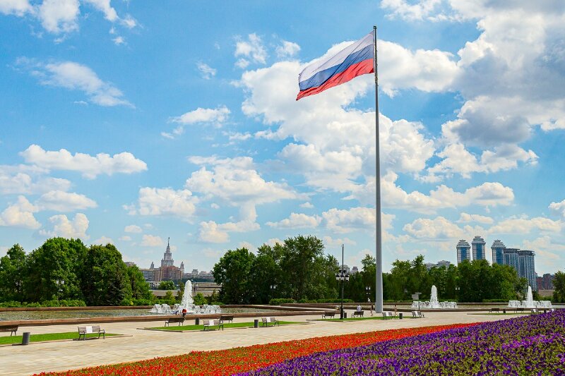 Hình ảnh cột cờ Nga đang tung bay đẹp dùng làm background hình nền điện thoại, máy tính