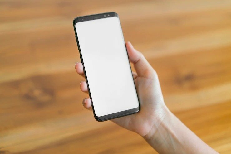 Bàn tay doanh nhân cầm điện thoại