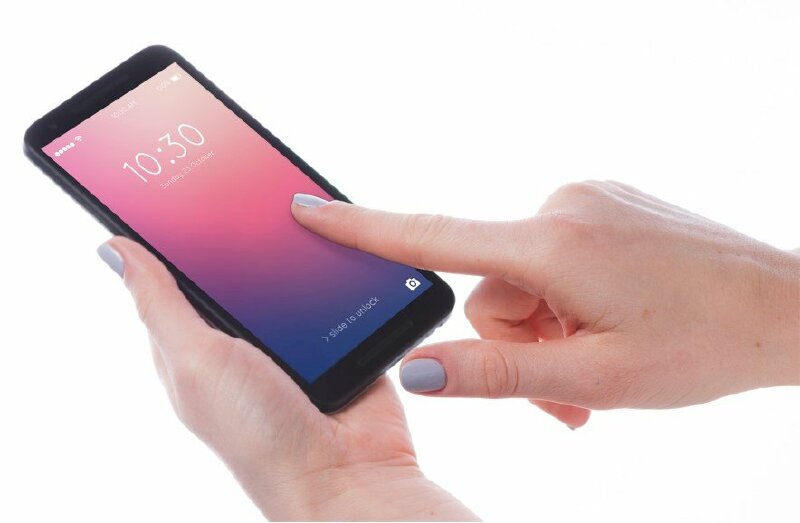  Hình ảnh tay cầm điện thoại dùng làm mockup với ngón tay chỉ trên màn hình