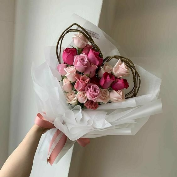 Hình ảnh tay cầm bó hoa hồng hình trái tim đẹp