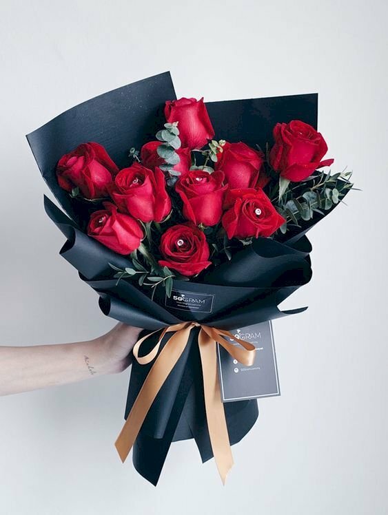 Hình ảnh tay cầm bó hoa hồng đỏ đẹp