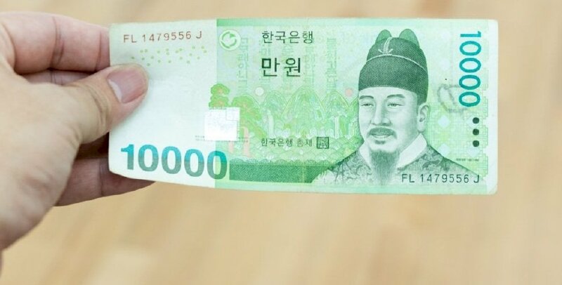 Hình ảnh tay cầm tờ tiền Hàn Quốc 10000 won