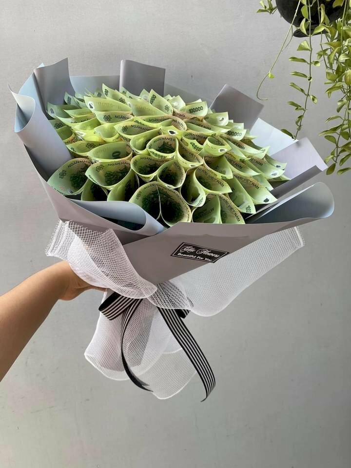 Ảnh bó hoa bằng tiền Polime mệnh giá 100k VNĐ chúc mừng sinh nhật
