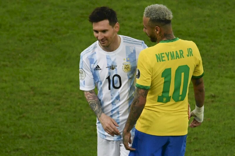 Ảnh 4k Neymar nói chuyện với Messi trong màu áo đội tuyển quốc gia Brazil