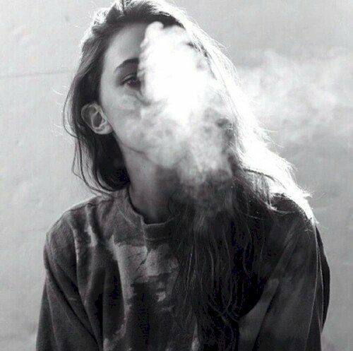 Top 101 ảnh tay cầm thuốc lá con gái đẹp nhất dùng làm avatar ...