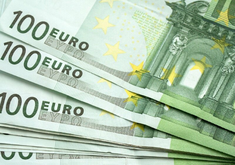 Tiền euro là một trong những loại tiền tệ phổ biến nhất trên thế giới hiện nay. Nếu bạn muốn biết thêm về loại tiền tệ này thì hãy xem hình ảnh liên quan và tìm hiểu thêm về lịch sử hình thành và sự phát triển của nó. Khám phá những thông tin thú vị về tiền euro!