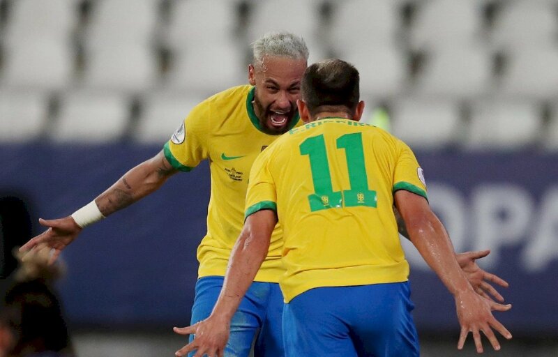 Ảnh 4k Neymar ăn mừng cùng Everton Ribeiro trong màu áo đội tuyển quốc gia Brazil