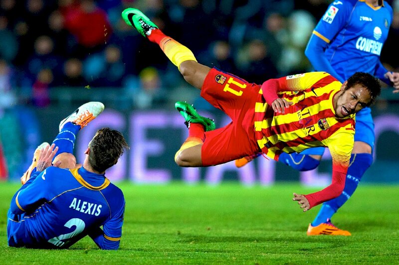 Ảnh 4k Neymar bị phạm lỗi trong một trận đấu tại Laliga trong màu áo câu lạc bộ Barcelona