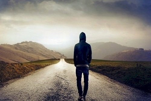 Avatar cô đơn nam đi trên con đường vắng chất