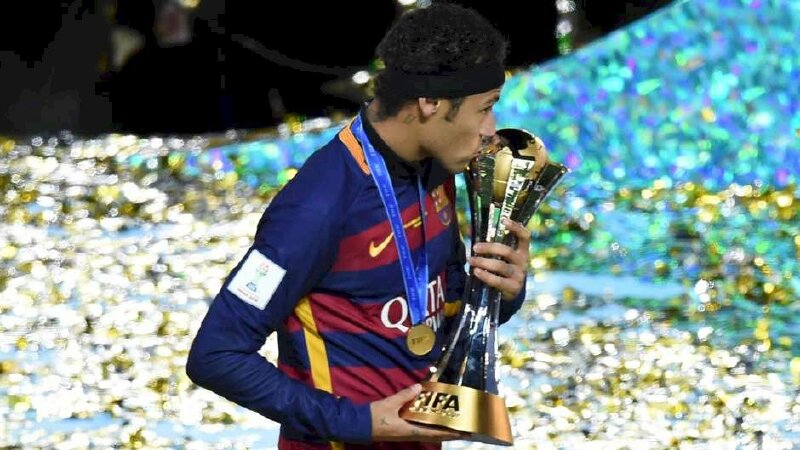 Ảnh 4k Neymar ngoặt bóng trong một trận đấu với Getafe trong màu áo câu lạc bộ Barcelona