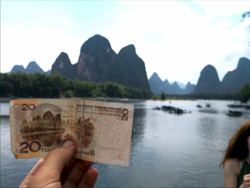 Hình ảnh tiền Trung Quốc 20 nhân dân tệ và cảnh ngoài đời thực