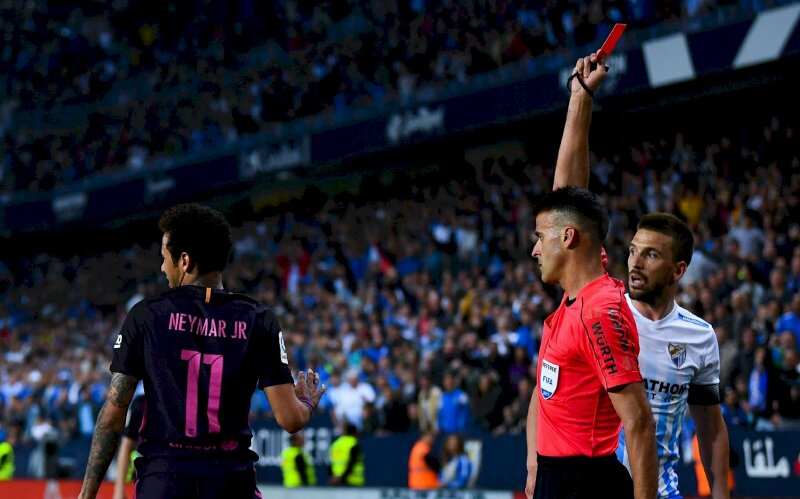 Ảnh 4k Neymar bị rút thẻ đỏ trong một trận đấu tại Laliga trong màu áo câu lạc bộ Barcelona
