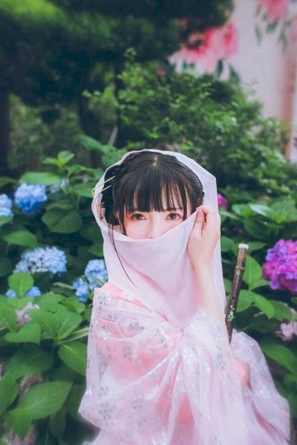 Ảnh hot girl che mặt bằng khăn lụa hồng chất