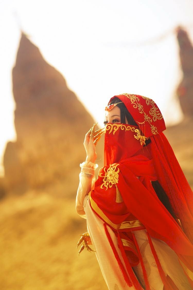 Ảnh hot girl che mặt bằng khăn lụa đỏ chất
