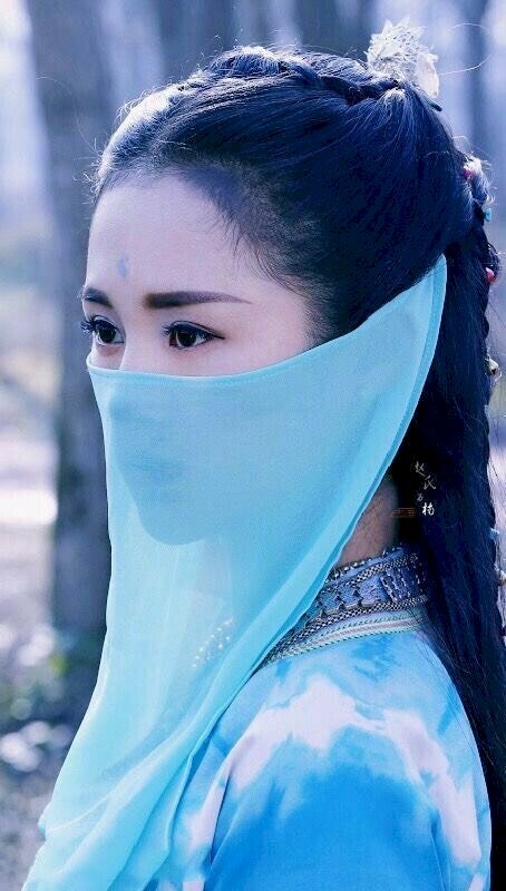 Ảnh hot girl che mặt bằng khăn lụa xanh chất
