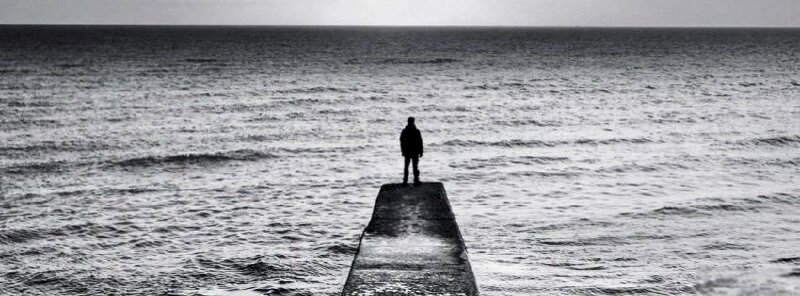 Ảnh bìa facebook nghệ thuật cô đơn giữa biển cảtrắng đen
