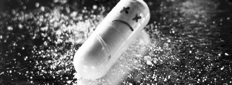 Ảnh bìa viên thuốc nền màu xám ngầu