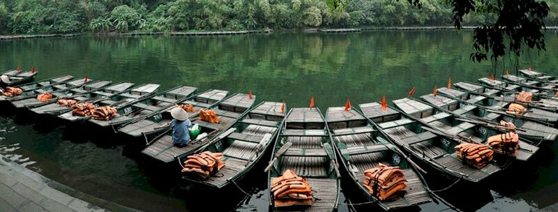 Ảnh bìa Facebook dãy thuyền trên sông chất lượng cao