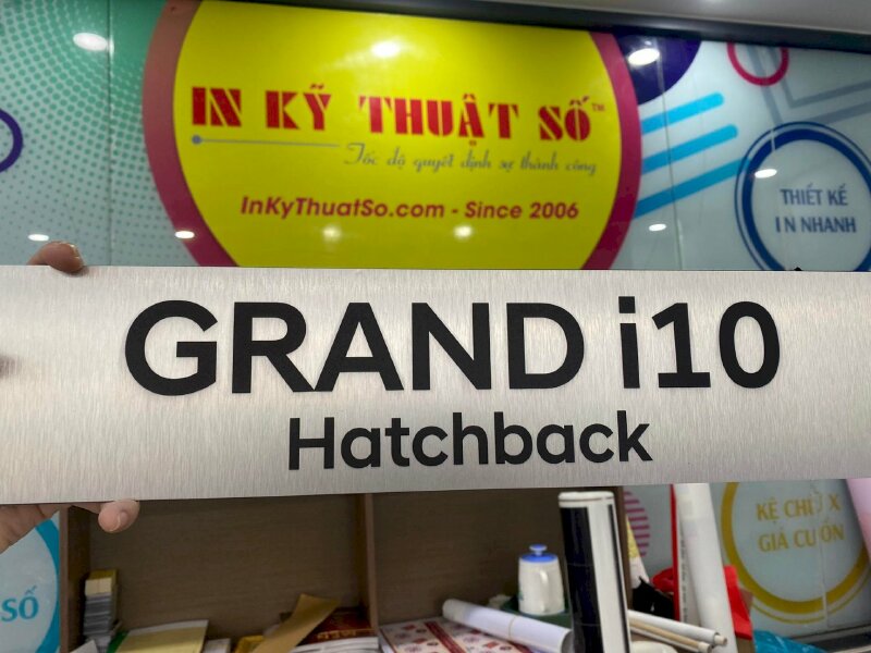 Biển inox trắng ăn mòn - biển dòng xe ô tô tại showroom, salon xe hơi - In Kỹ Thuật Số Since 2006 - Ảnh: 1