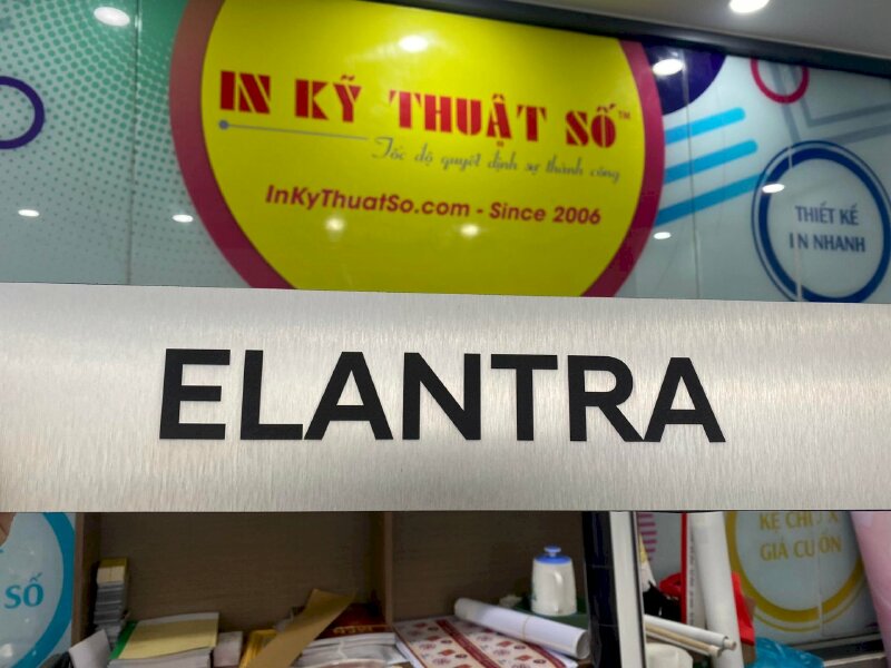 Biển inox trắng ăn mòn - biển dòng xe ô tô tại showroom, salon xe hơi - In Kỹ Thuật Số Since 2006 - Ảnh: 2