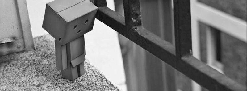 Ảnh bìa người gỗ nền màu xám ngầu