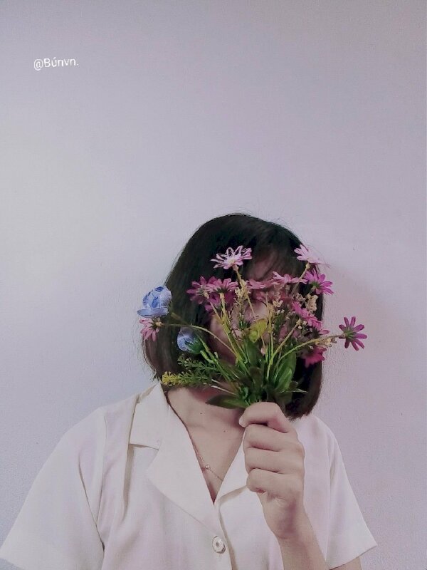 Chụp hình họa nữ giới với hoa lẩn thẩn che mặt