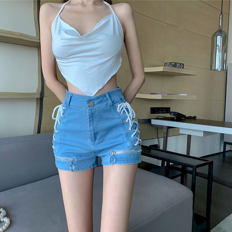 Ảnh nữ che mặt mặc yếm gợi cảm