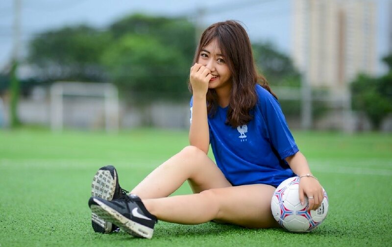 Ảnh nữ mặc áo bóng đá che mặt