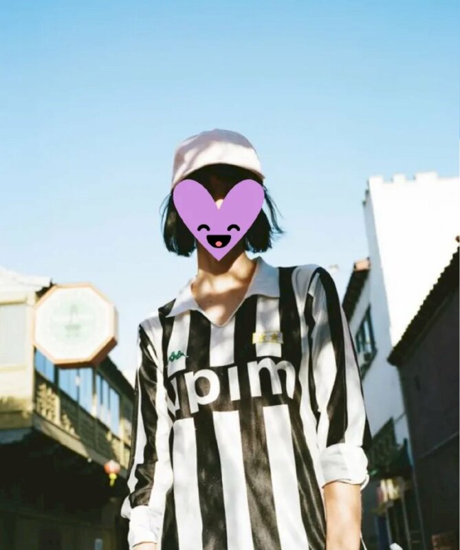 Hình ảnh con gái mặc áo bóng đá che mặt ngầu lạnh lùng