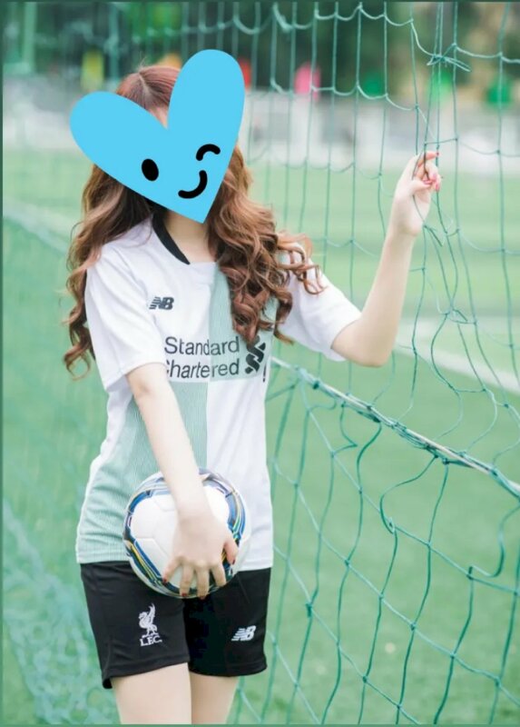 Hình ảnh con gái mặc áo bóng đá che mặt gợi cảm 