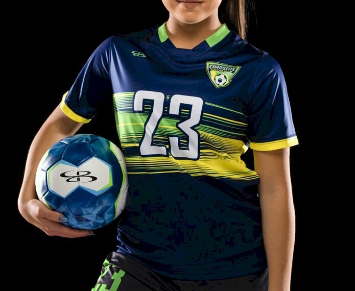 Ảnh nữ mặc áo bóng đá, tay ôm quả bóng ngầu 