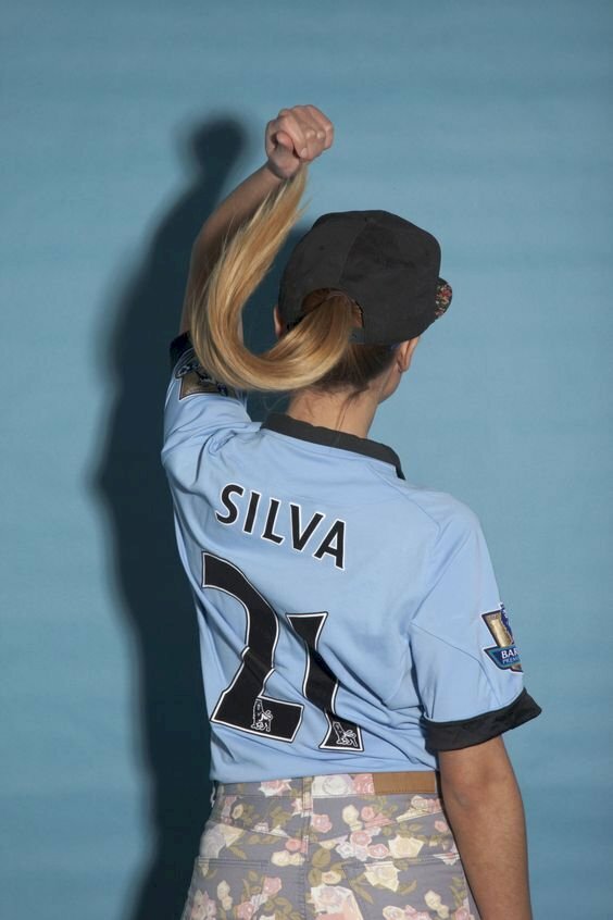 Hình ảnh con gái mặc áo bóng đá che mặt đẹp 