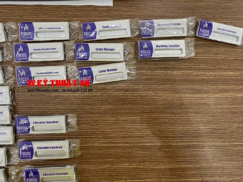 In bảng tên cài áo cho Học viện học thức tiêu điểm (Focus Learning Academy) - In Kỹ Thuật Số Since 2006 - Ảnh: 2