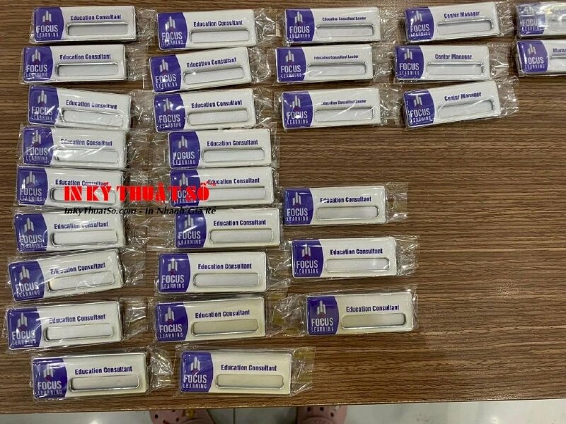 In bảng tên cài áo cho Học viện học thức tiêu điểm (Focus Learning Academy) - In Kỹ Thuật Số Since 2006 - Ảnh: 1