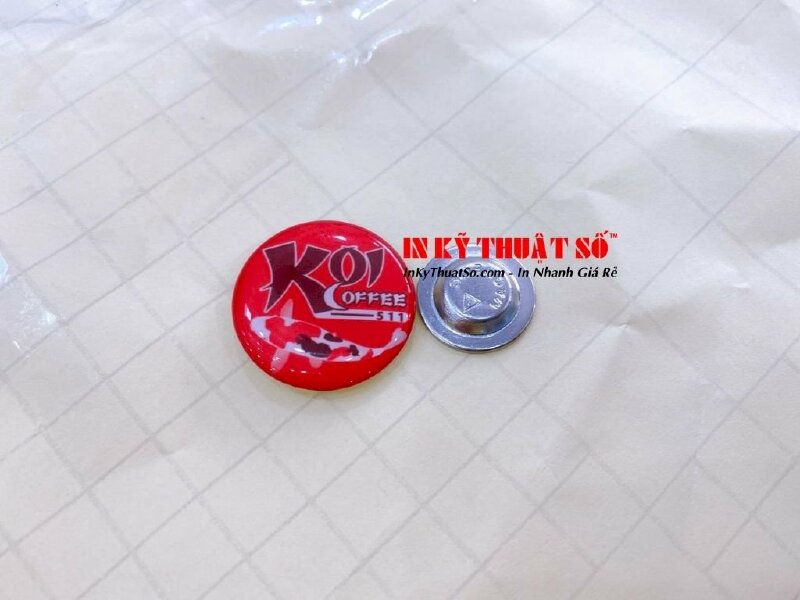 In huy hiệu cài áo nam châm hình tròn cho quán KOI Coffee - In Kỹ Thuật Số Since 2006 - Ảnh: 3