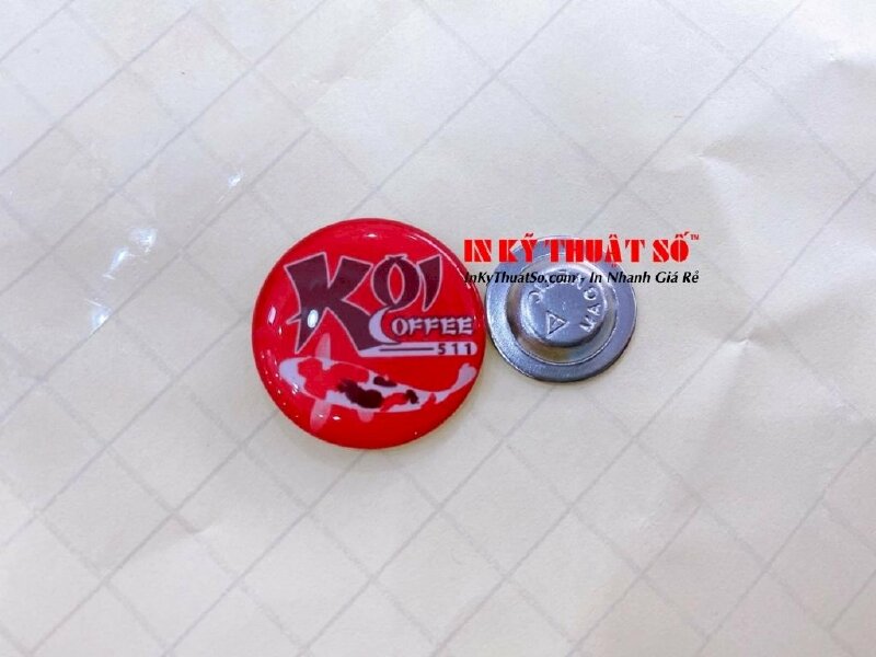 In huy hiệu cài áo nam châm hình tròn cho quán KOI Coffee - In Kỹ Thuật Số Since 2006 - Ảnh: 1