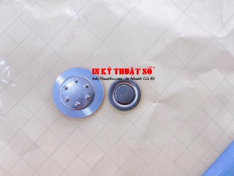 In huy hiệu cài áo nam châm hình tròn cho quán KOI Coffee - In Kỹ Thuật Số Since 2006 - Ảnh: 2