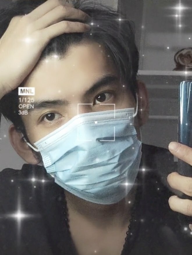 Chụp ảnh trước gương nam đeo khẩu trang
