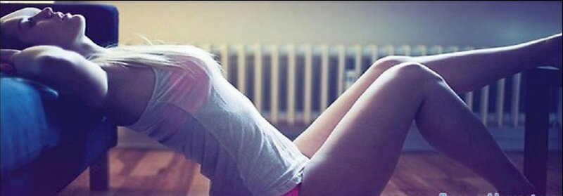 Ảnh bìa facebook sexy girl dựa vào giường