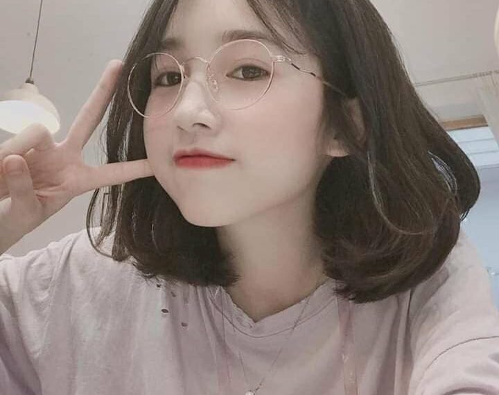 Ảnh gái xinh tóc ngang vai 2k4 đeo kính dễ thương