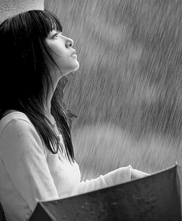 Hình hình họa cô nàng buồn về thương yêu ngồi bên dưới mưa