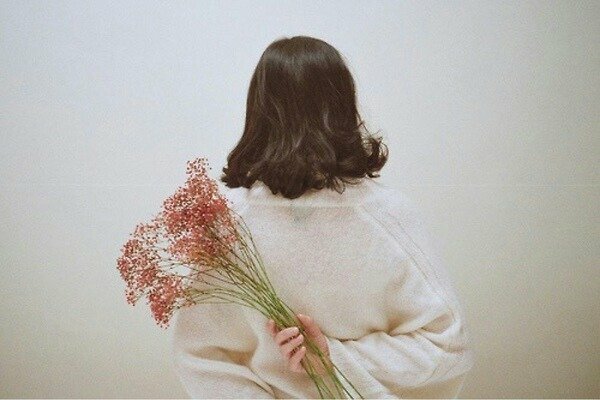 Ảnh chụp sau lưng Nữ tóc ngắn buồn