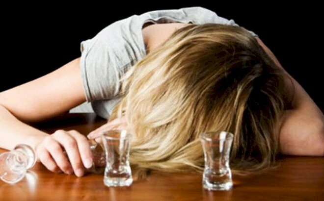 Ảnh cô gái buồn uống rượu say gục mặt lên bàn