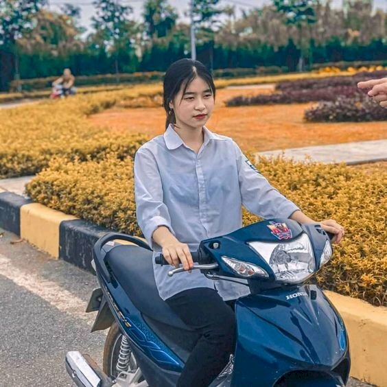 Ảnh gái đeo kính ngồi xe wave dễ thương