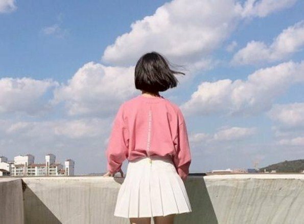 Hình ảnh cô gái tóc ngắn quay lưng ngắm cảnh hoàng hôn đẹp