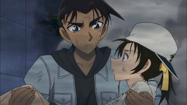 Ảnh Hattori Heiji ôm Kazuha khi cô ấy bị thương